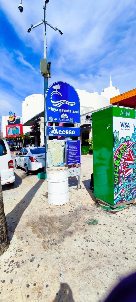 Entrada a Playa Gaviota azul, con señalización y áreas de servicio en Cancún. © 2024 Castor Daniel Oregel Maldonado